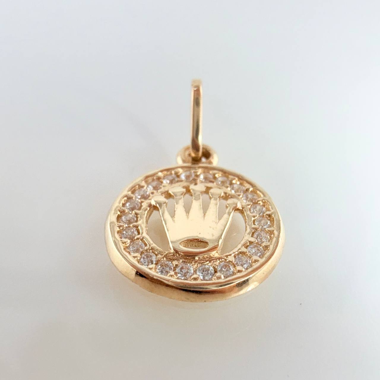 Dije Placa Corona Circular 1gr / 1.8cm / Oro Amarillo 18K © Dije Placa Corona Circular 1gr / 1.8cm / Oro Amarillo 18K ©