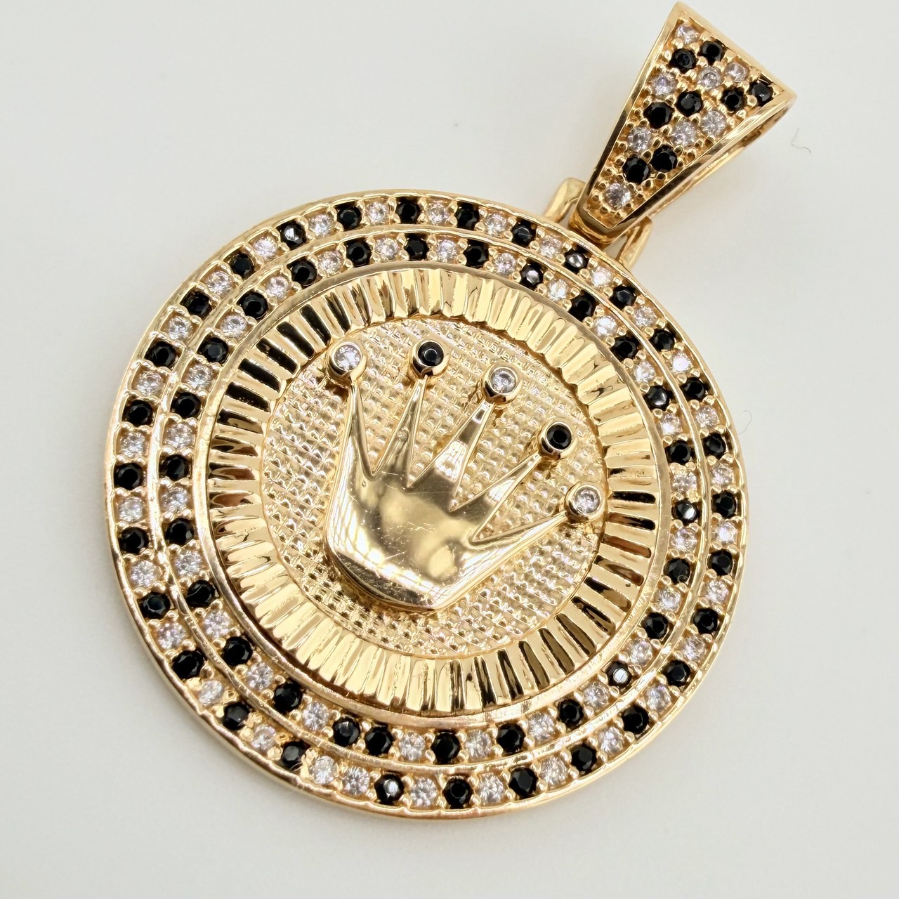 Dije Placa Corona Circular 7gr / 3.7cm / Oro Amarillo 18K © Dije Placa Corona Circular 7gr / 3.7cm / Oro Amarillo 18K ©