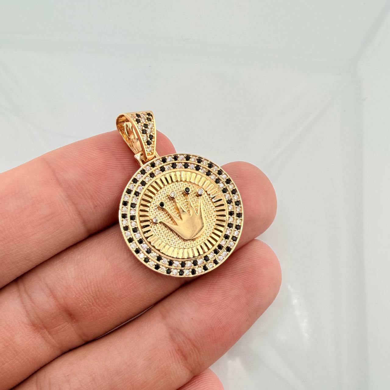 Dije Placa Corona Circular 7gr / 3.7cm / Oro Amarillo 18K © Dije Placa Corona Circular 7gr / 3.7cm / Oro Amarillo 18K ©