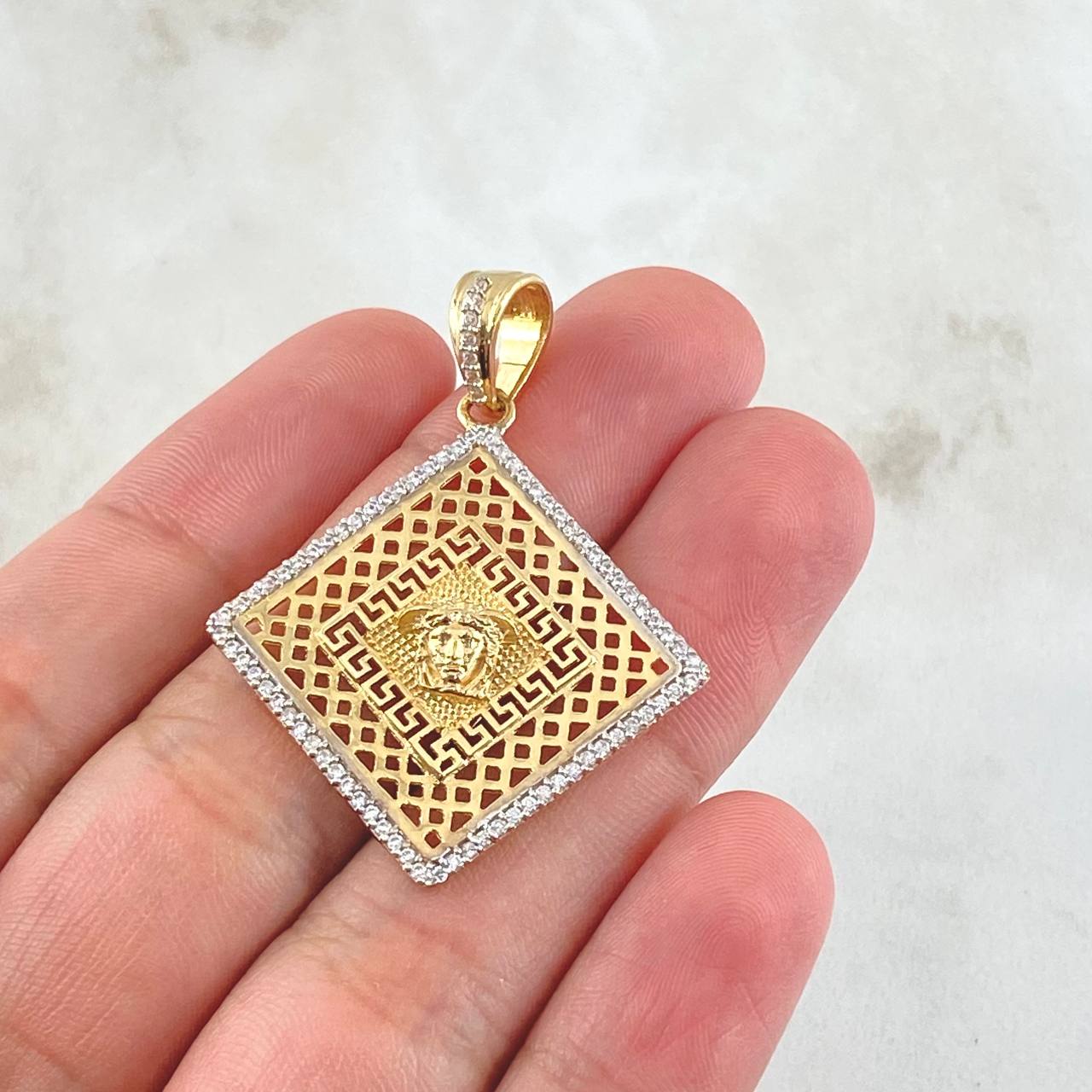 Dije Medusa Tribal 5.2gr / 4.5cm / Oro Amarillo 18K © Dije Medusa Tribal 5.2gr / 4.5cm / Oro Amarillo 18K ©