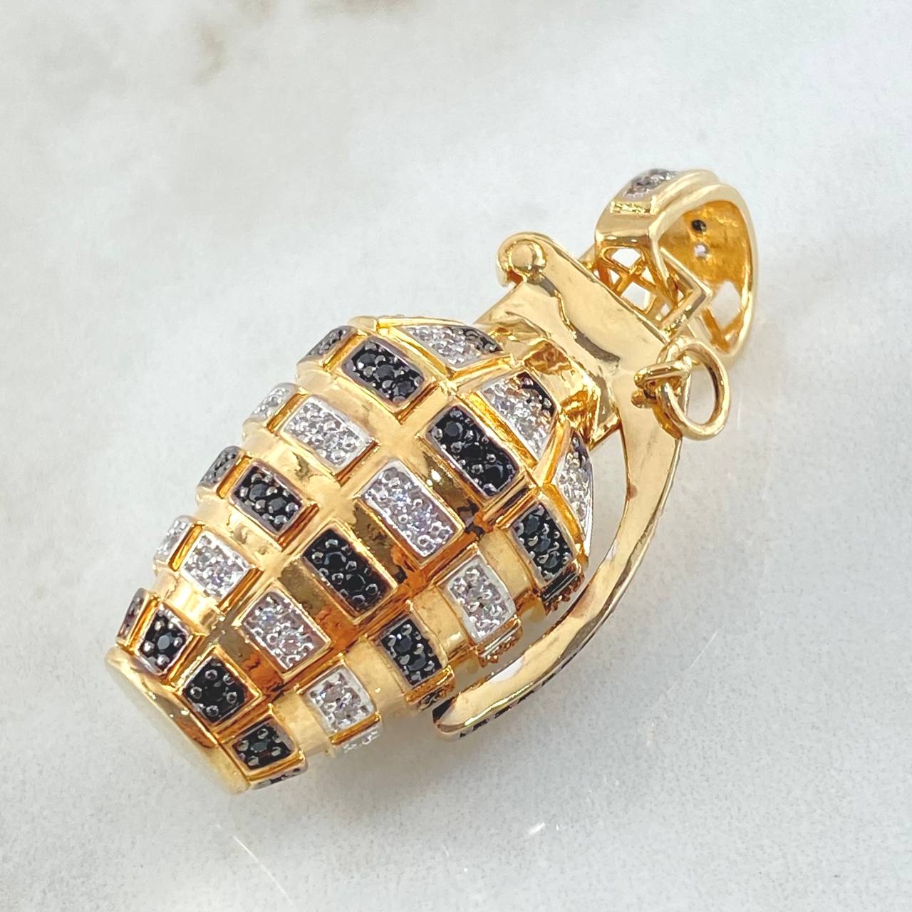 Dije Granada 20.35gr / 5cm / Dos Oros Amarillo Blanco 18K © Dije Granada 20.35gr / 5cm / Dos Oros Amarillo Blanco 18K ©