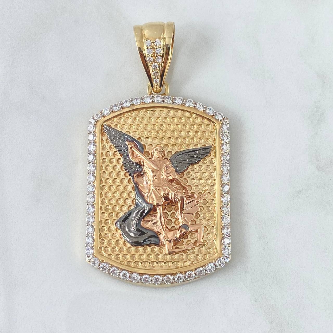Dije Placa San Miguel Arcangel 31.3gr / 7cm / Texturizado Circones Blancos Tres Oros 18K Dije Placa San Miguel Arcangel 31.3gr / 7cm / Texturizado Circones Blancos Tres Oros 18K