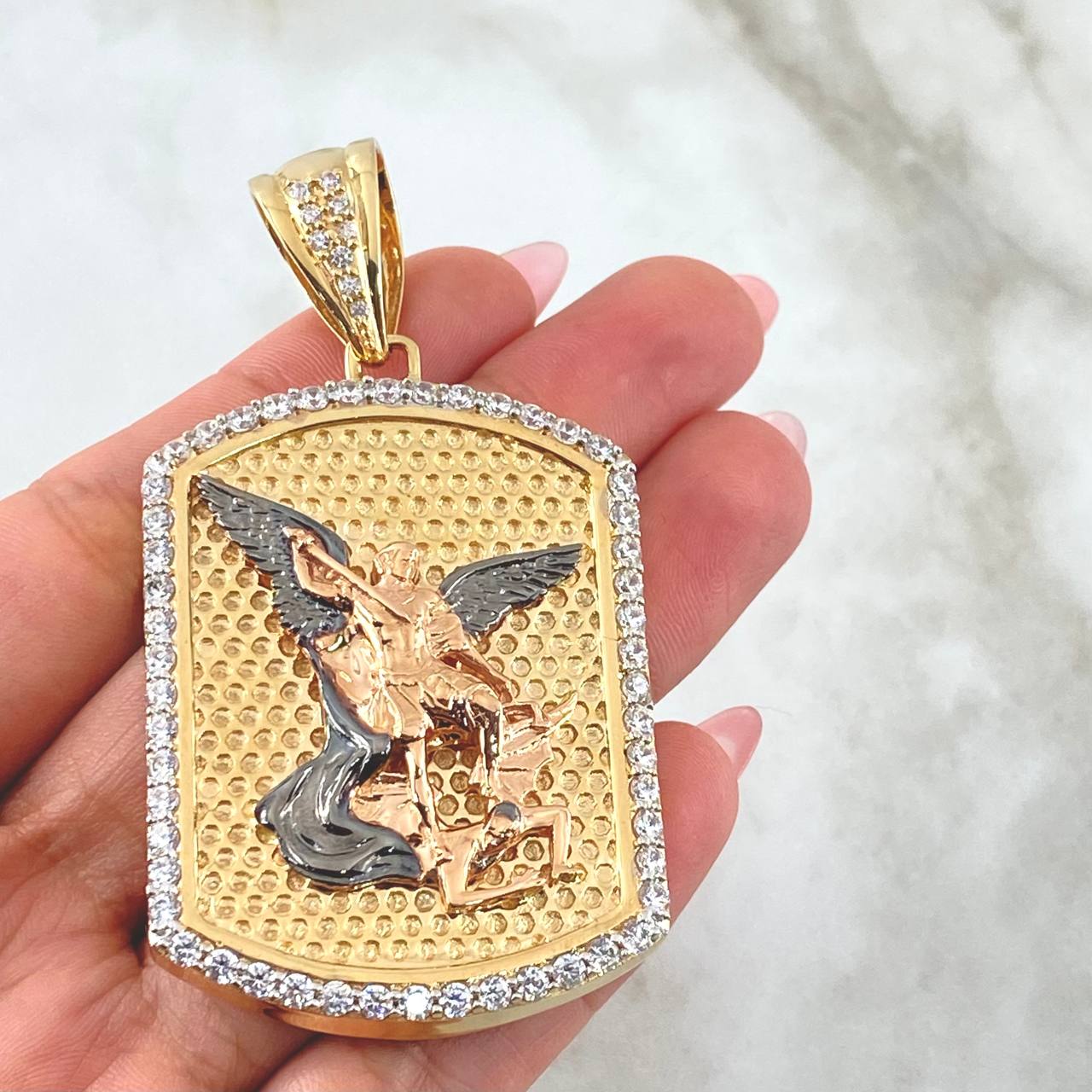 Dije Placa San Miguel Arcangel 31.3gr / 7cm / Texturizado Circones Blancos Tres Oros 18K Dije Placa San Miguel Arcangel 31.3gr / 7cm / Texturizado Circones Blancos Tres Oros 18K