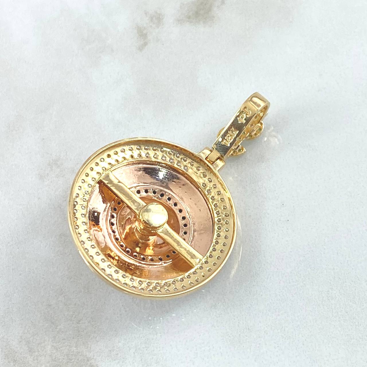 Dije Ruleta Casino Movil 13.35gr / 4.6cm / Circones Blancos Verde Dos Oros Amarillo Rosa 18K * Dije Ruleta Casino Movil 13.35gr / 4.6cm / Circones Blancos Verde Dos Oros Amarillo Rosa 18K *