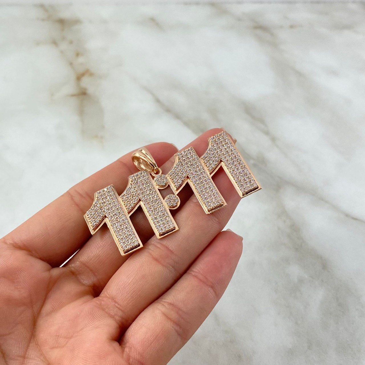 Fabricación Dije Hora Personalizado 16gr / Circones Blancos Oro Rosa 18K Fabricación Dije Hora Personalizado 16gr / Circones Blancos Oro Rosa 18K