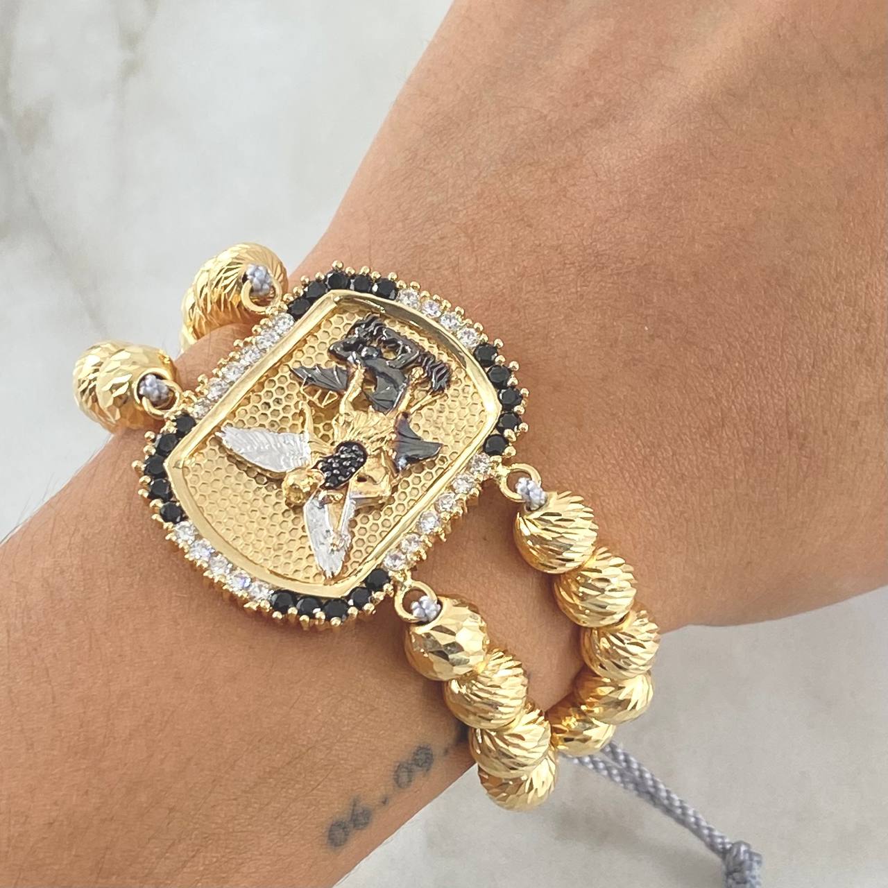 Pulsera Gris Placa San Miguel Arcangel Doble 21.75gr / 3.5cm / 8mm Bolas Diamantadas Circones Blancos Negros Oro Amarillo 18K Pulsera Gris Placa San Miguel Arcangel Doble 21.75gr / 3.5cm / 8mm Bolas Diamantadas Circones Blancos Negros Oro Amarillo 18K