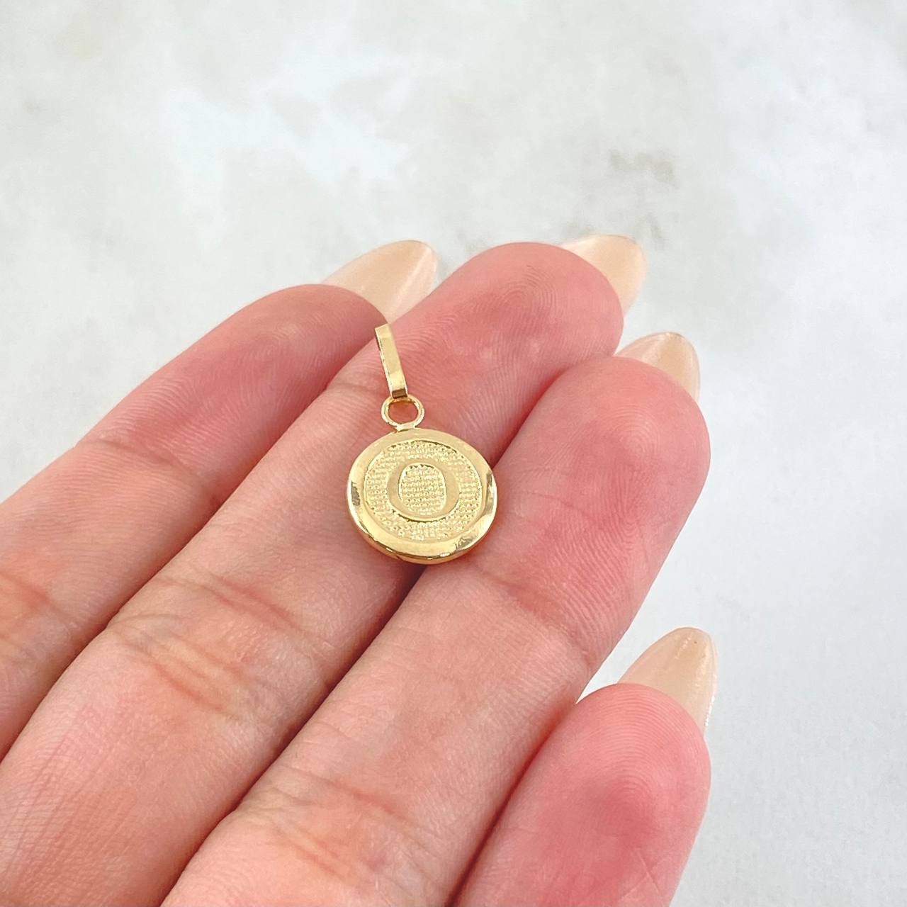 Dije Letra O 0.6gr / 2cm / Oro Amarillo 18K Dije Letra O 0.6gr / 2cm / Oro Amarillo 18K