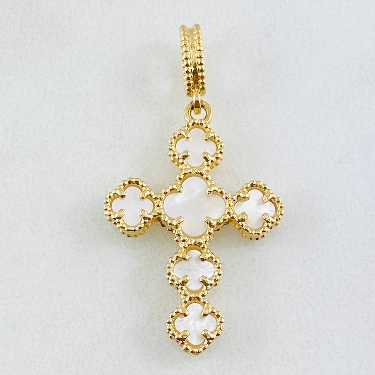 Dije Cruz Trebol Nacar Blanco 3.05gr / 3.2cm / Oro Amarillo Nac.Esp. 18K Dije Cruz Trebol Nacar Blanco 3.05gr / 3.2cm / Oro Amarillo Nac.Esp. 18K
