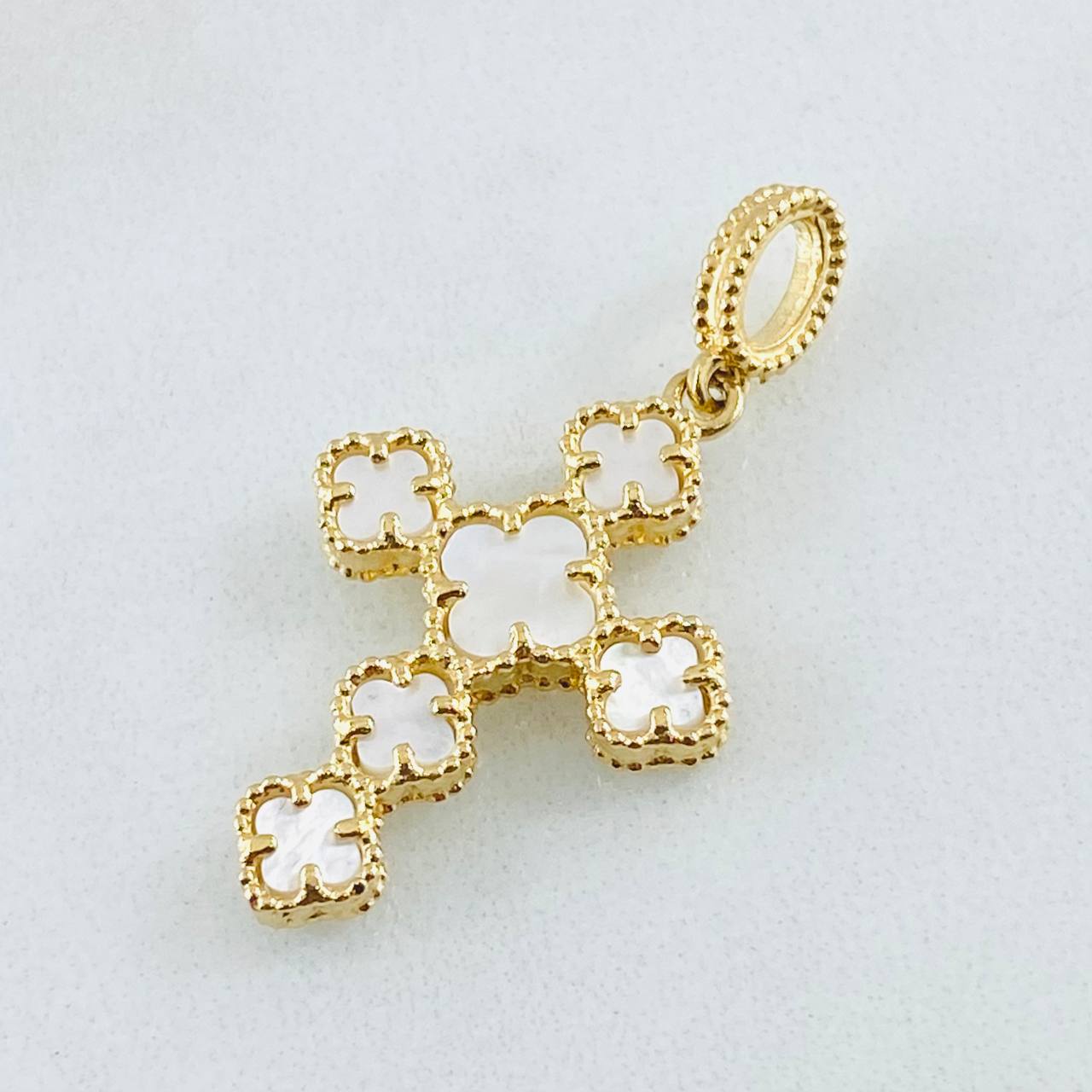 Dije Cruz Trebol Nacar Blanco 3.05gr / 3.2cm / Oro Amarillo Nac.Esp. 18K Dije Cruz Trebol Nacar Blanco 3.05gr / 3.2cm / Oro Amarillo Nac.Esp. 18K