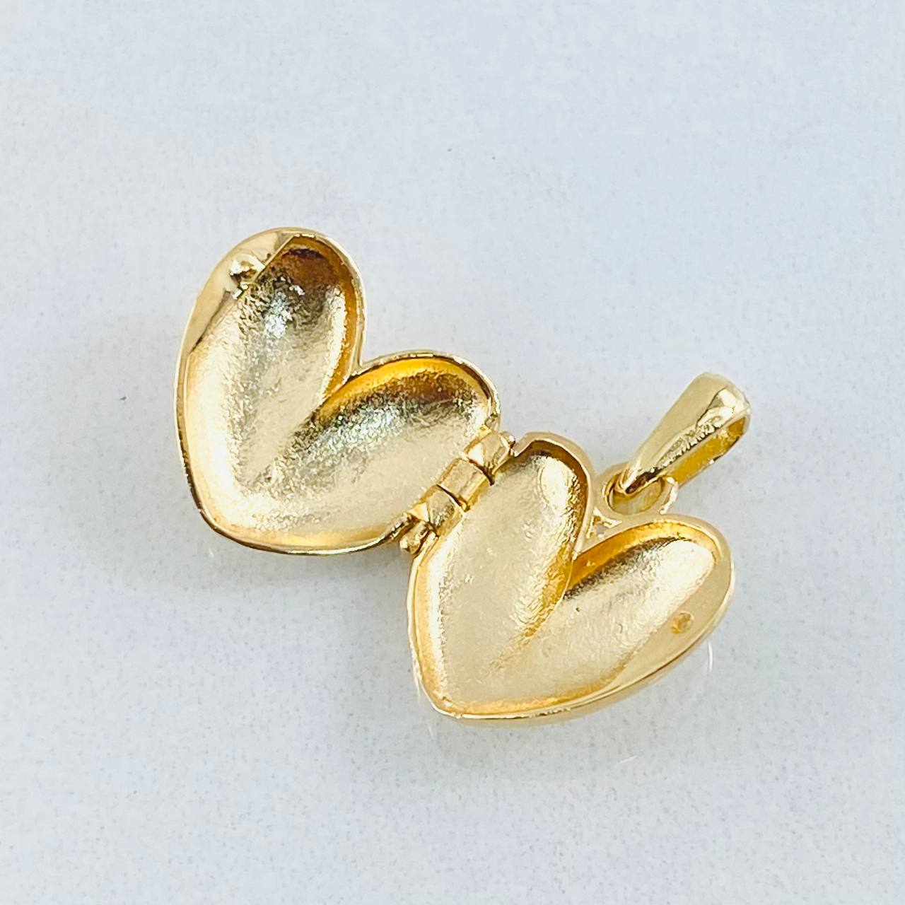 Dije Relicario Corazon 2.7gr / 1.7cm / Oro Amarillo 18K © Dije Relicario Corazon 2.7gr / 1.7cm / Oro Amarillo 18K ©