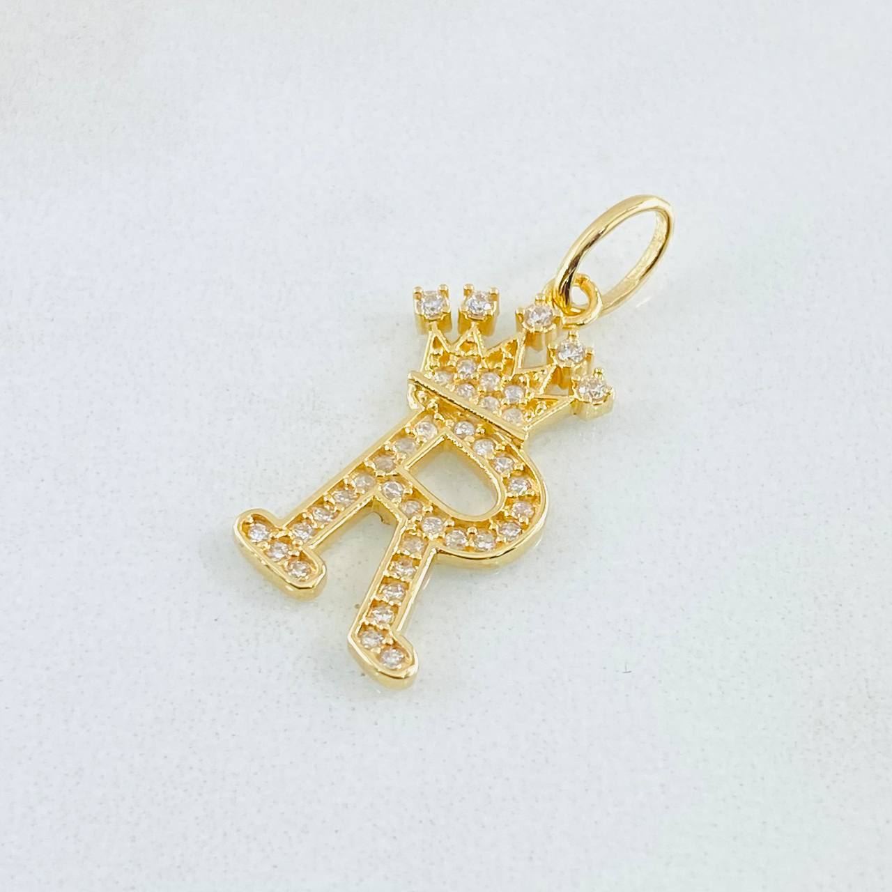 Dije Corona Letra R 1.75gr / 2.6cm / Oro Amarillo 18K © Dije Corona Letra R 1.75gr / 2.6cm / Oro Amarillo 18K ©