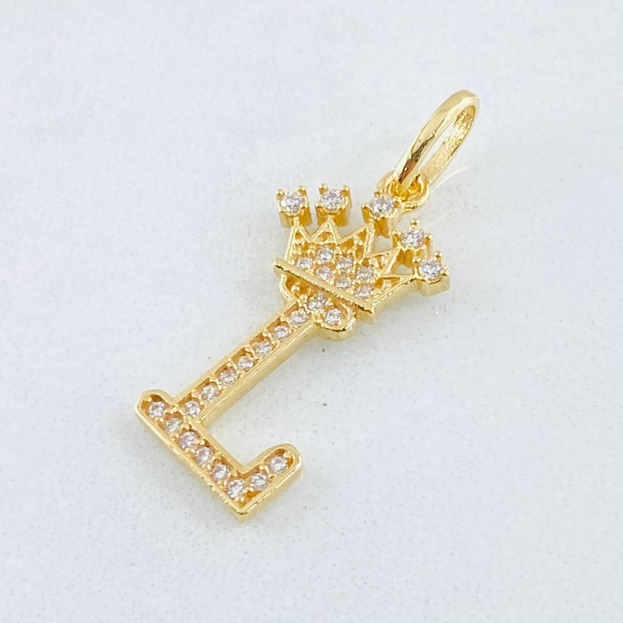 Dije Corona Letra L 1.5gr / 2.6cm / Oro Amarillo 18K © Dije Corona Letra L 1.5gr / 2.6cm / Oro Amarillo 18K ©