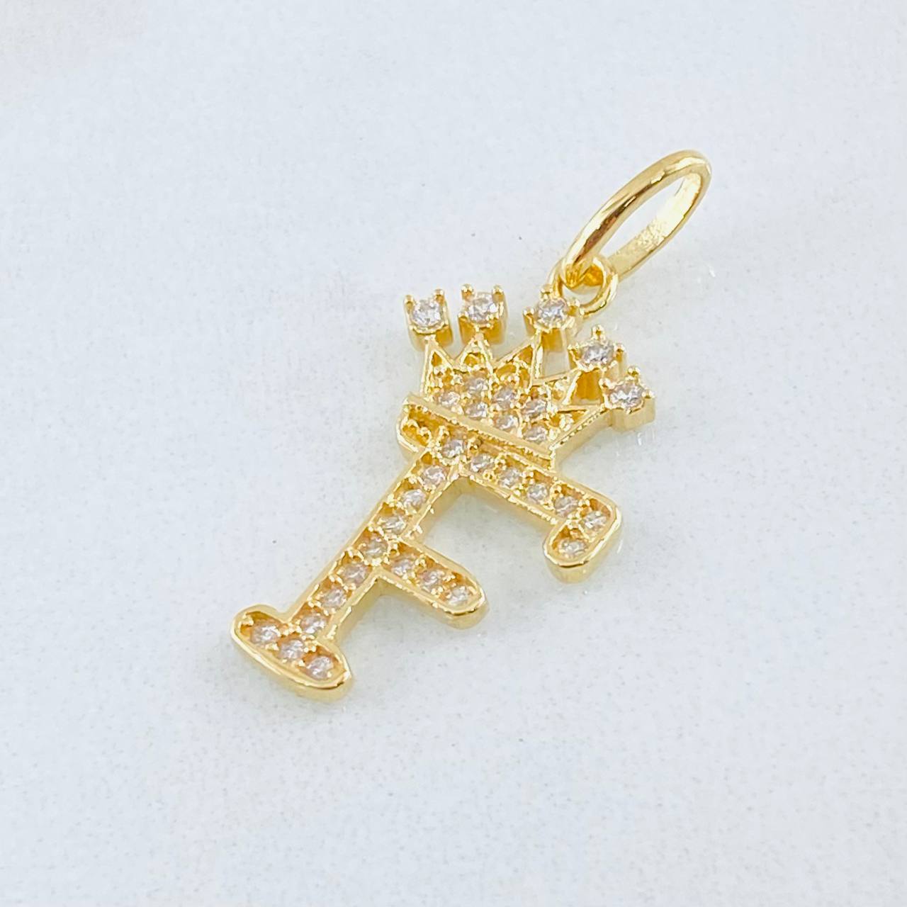 Dije Corona Letra F 1.6gr / 2.6cm / Oro Amarillo 18K © Dije Corona Letra F 1.6gr / 2.6cm / Oro Amarillo 18K ©