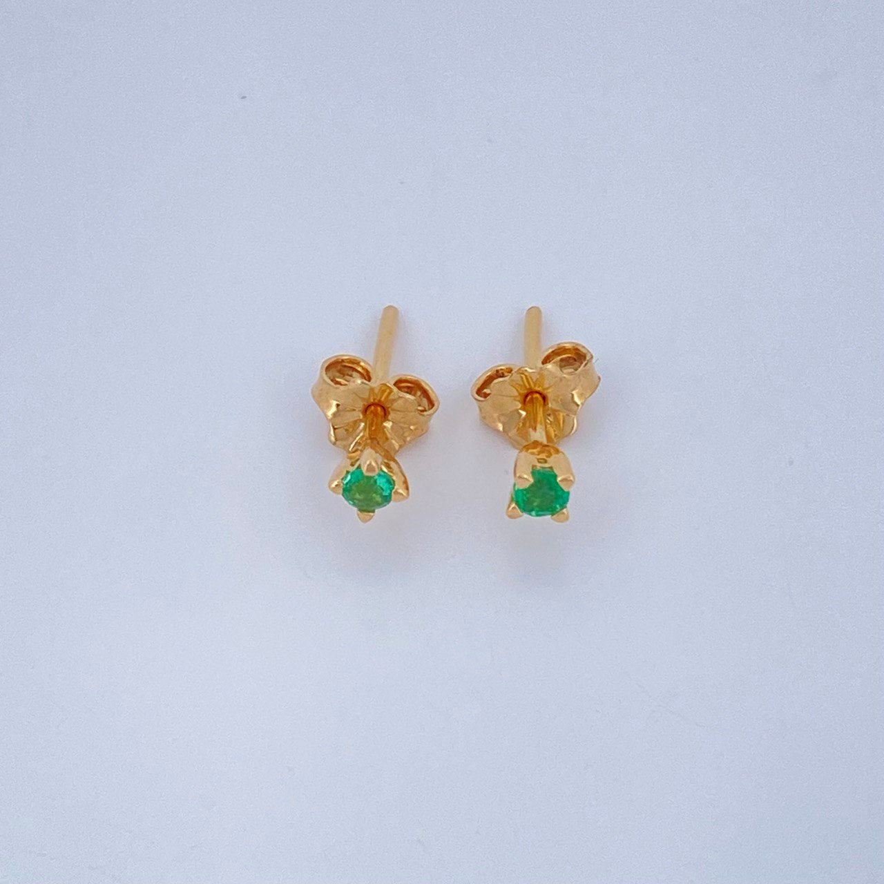 Topos Cuatro Garras Esmeralda 0.75gr / Oro Amarillo 18K & Topos Cuatro Garras Esmeralda 0.75gr / Oro Amarillo 18K &