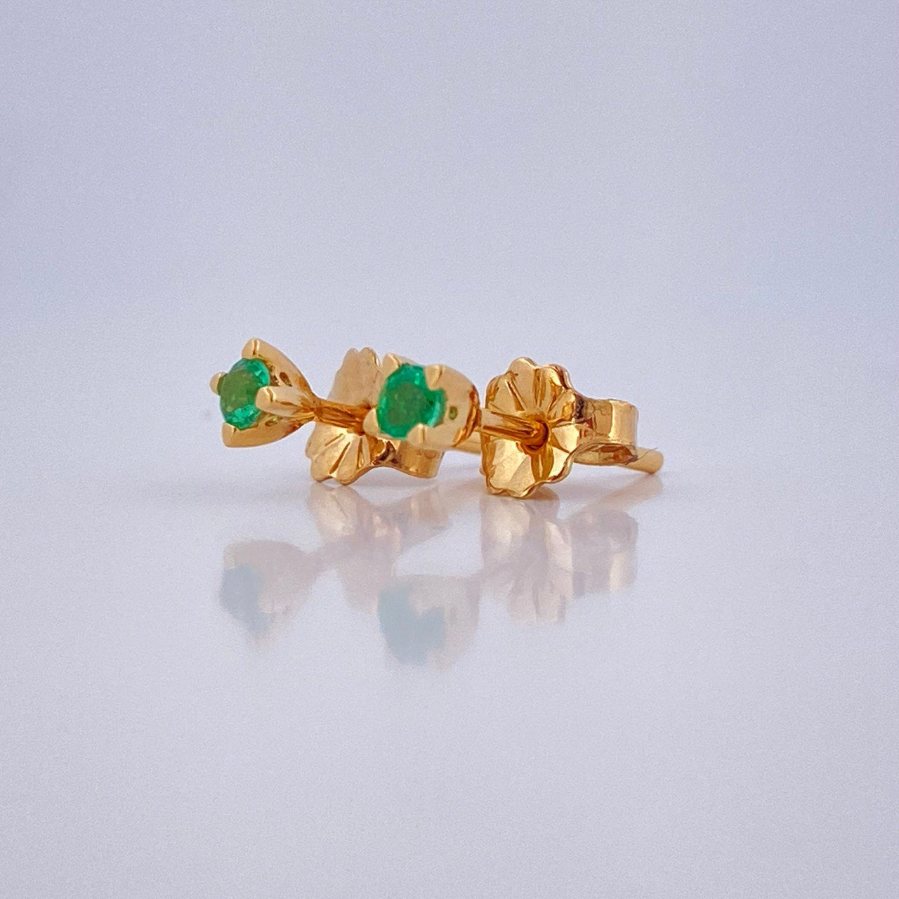 Topos Cuatro Garras Esmeralda  0.75gr / Oro Amarillo 18K $ Topos Cuatro Garras Esmeralda  0.75gr / Oro Amarillo 18K $