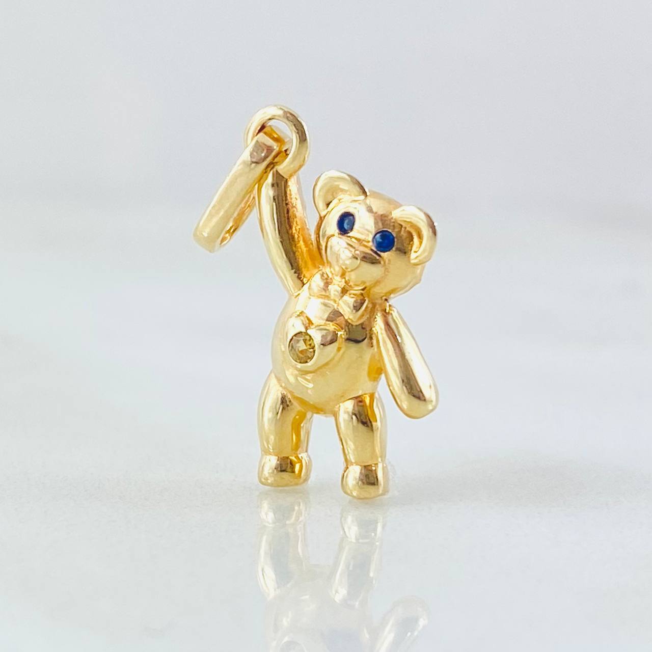 Dije Oso Manito Arriba 1.8gr / 2.3cm / Oro Amarillo 18K © Dije Oso Manito Arriba 1.8gr / 2.3cm / Oro Amarillo 18K ©