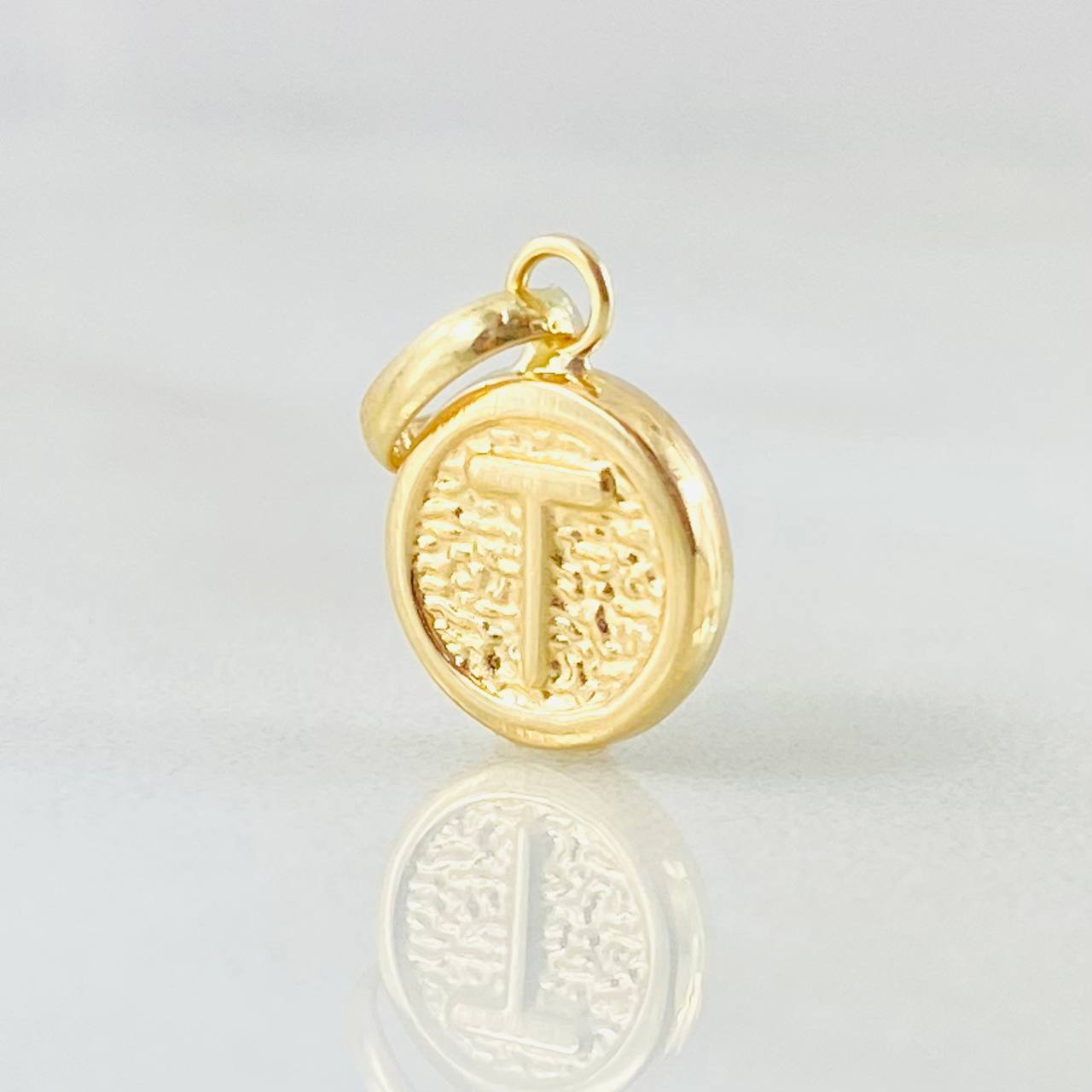 Dije Letra T 0.4gr / 1.4cm / Oro Amarillo 18K Dije Letra T 0.4gr / 1.4cm / Oro Amarillo 18K