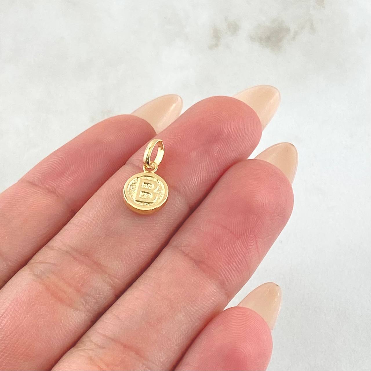 Dije Letra B 0.4gr / 1.5cm / Oro Amarillo 18K Dije Letra B 0.4gr / 1.5cm / Oro Amarillo 18K