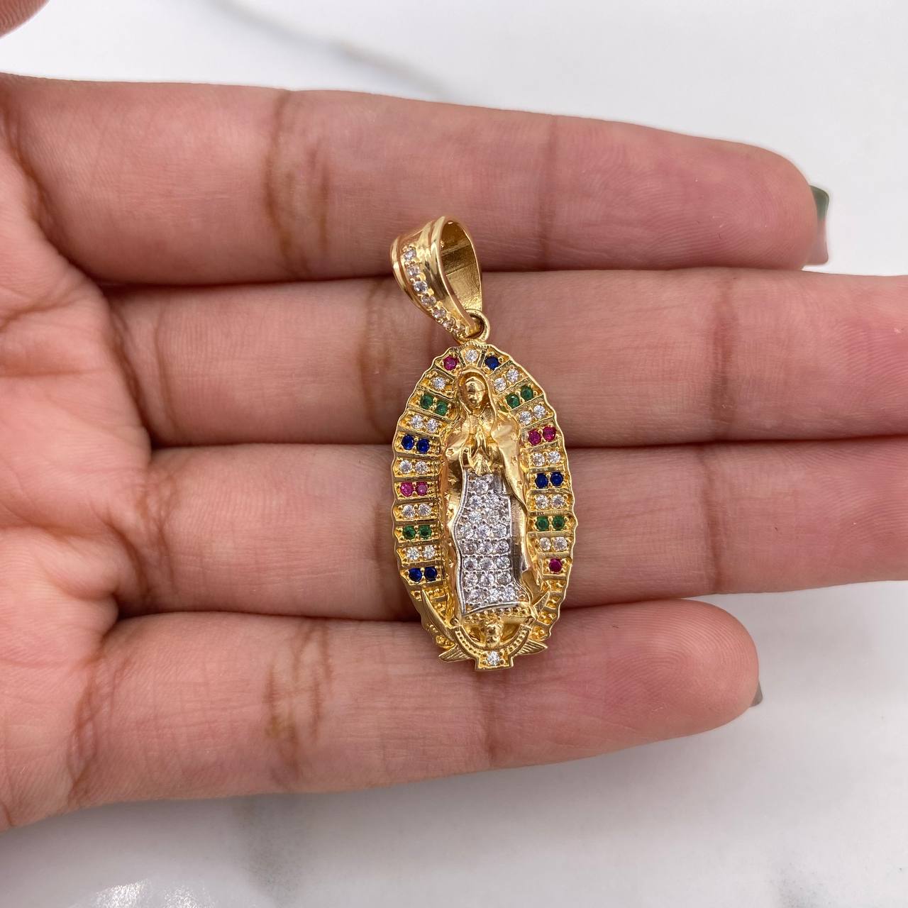 Dije Virgen Guadalupe 5.3gr / 3.3cm / Circones Verdes Fucsias Azules Blancos Dos Oros Amarillo Blanco 18K $ Dije Virgen Guadalupe 5.3gr / 3.3cm / Circones Verdes Fucsias Azules Blancos Dos Oros Amarillo Blanco 18K $