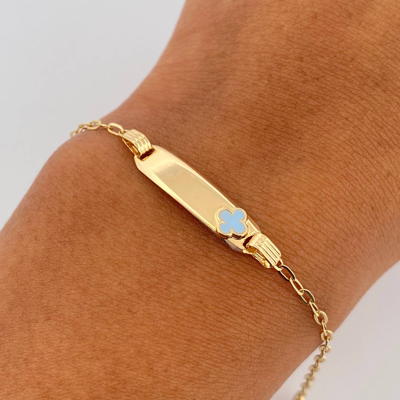 Pulso Bebé Cajon Trebol Celeste 1.4gr / 12.5cm-14cm / 1.5mm Placa Rectangular Curva Oro Amarillo 18K & Pulso Bebé Cajon Trebol Celeste 1.4gr / 12.5cm-14cm / 1.5mm Placa Rectangular Curva Oro Amarillo 18K &