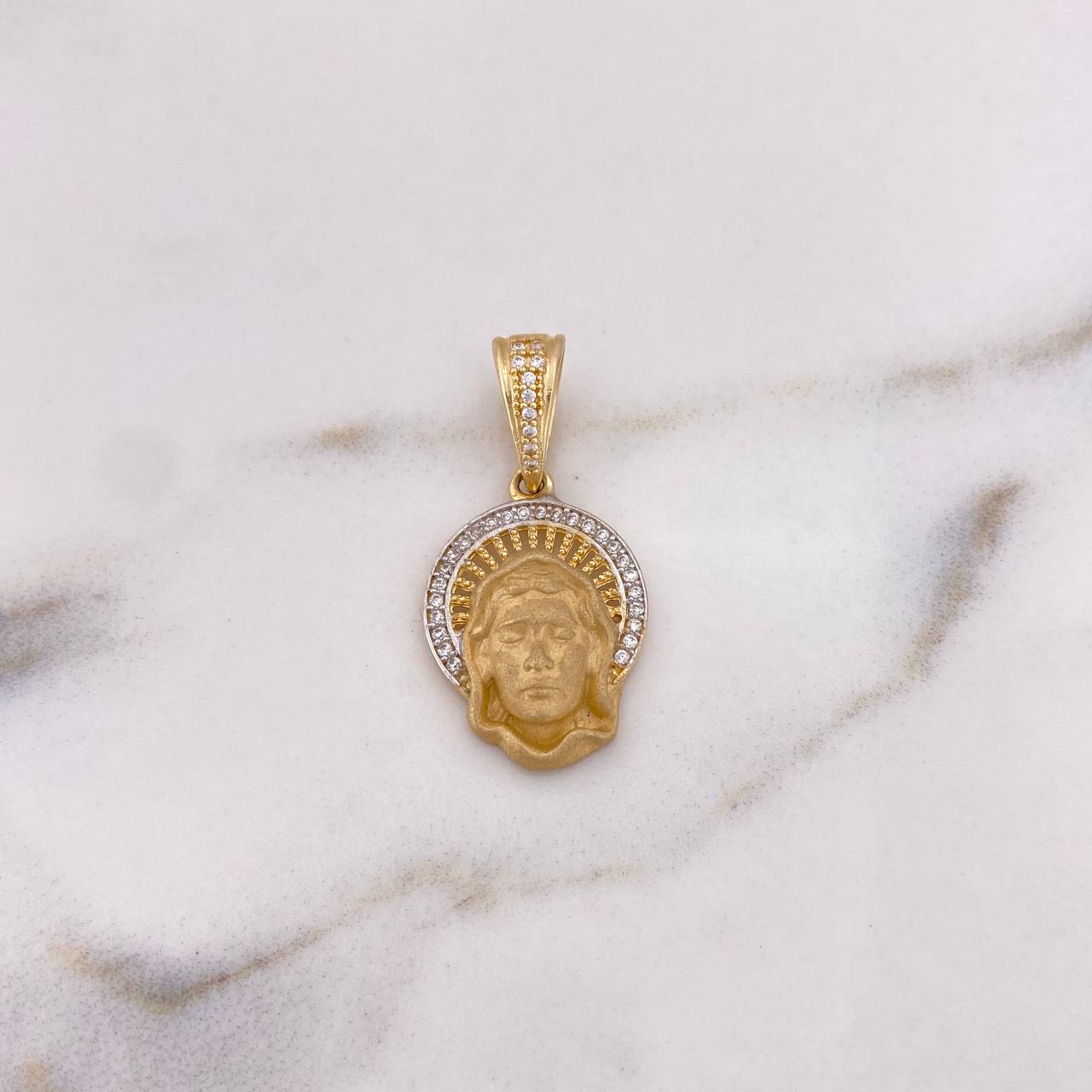 Dije Virgen Maria 3.85gr / 3cm / Circones Blancos Dos Oros Amarillo Blanco 18K $ Dije Virgen Maria 3.85gr / 3cm / Circones Blancos Dos Oros Amarillo Blanco 18K $
