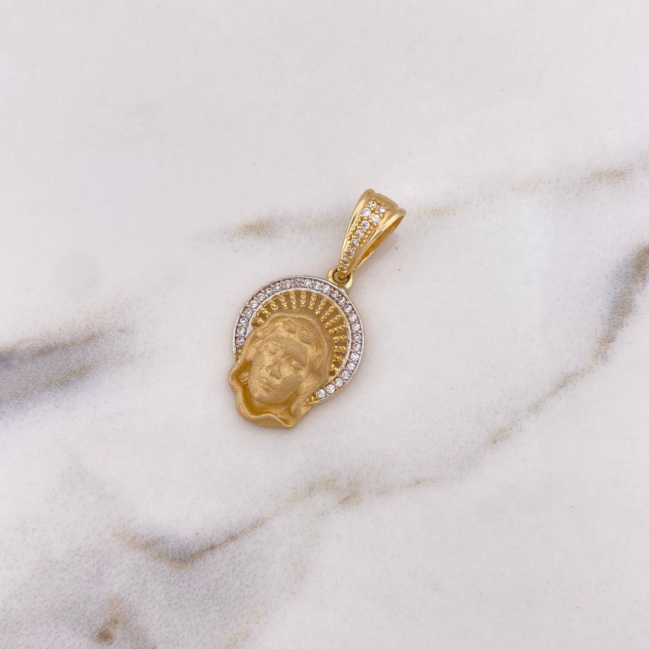 Dije Virgen Maria 3.85gr / 3cm / Circones Blancos Dos Oros Amarillo Blanco 18K $ Dije Virgen Maria 3.85gr / 3cm / Circones Blancos Dos Oros Amarillo Blanco 18K $