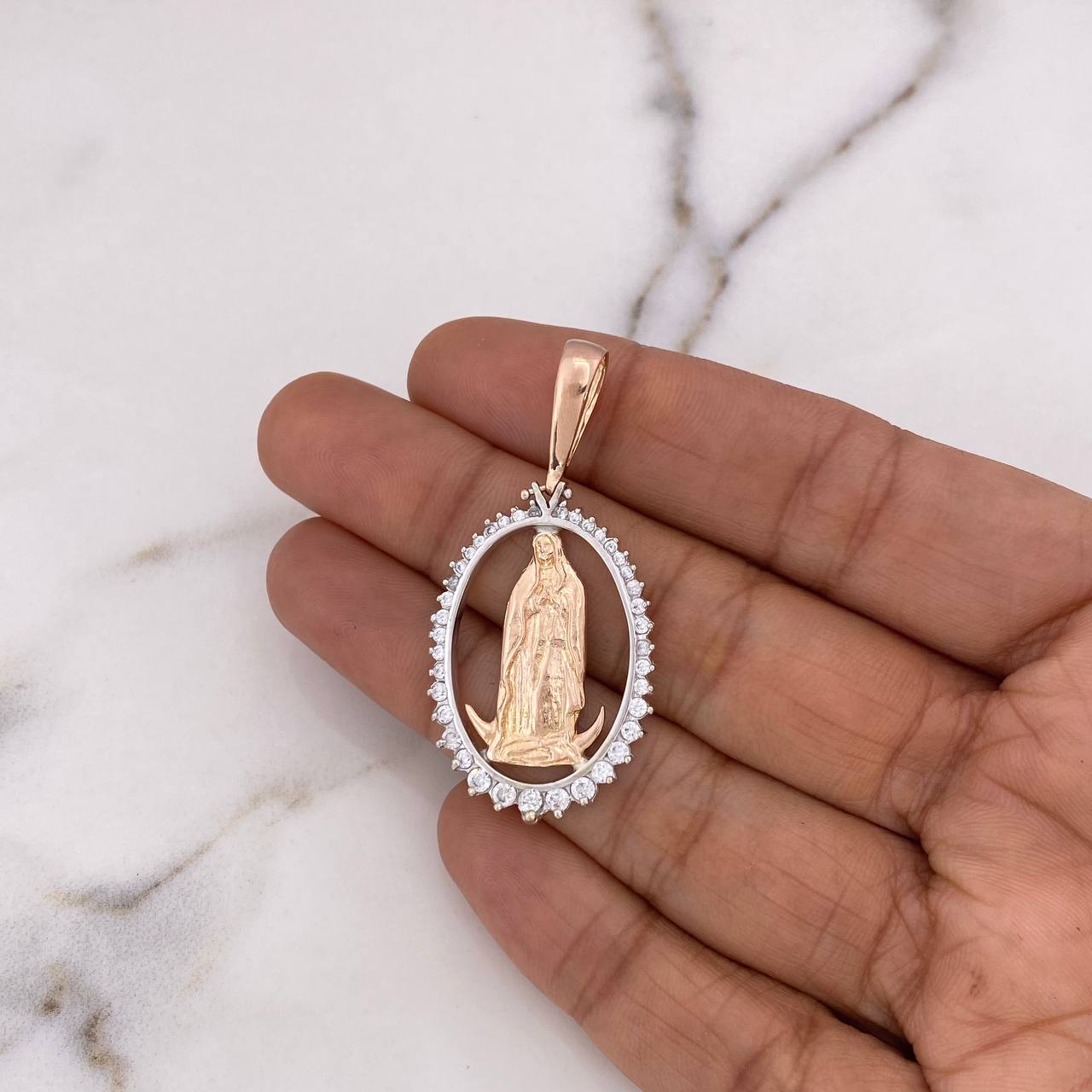 Dije Virgen Guadalupe 6.55gr / 4.5cm / Circones Blancos Dos Oros Blanco Rosa 18K $ Dije Virgen Guadalupe 6.55gr / 4.5cm / Circones Blancos Dos Oros Blanco Rosa 18K $