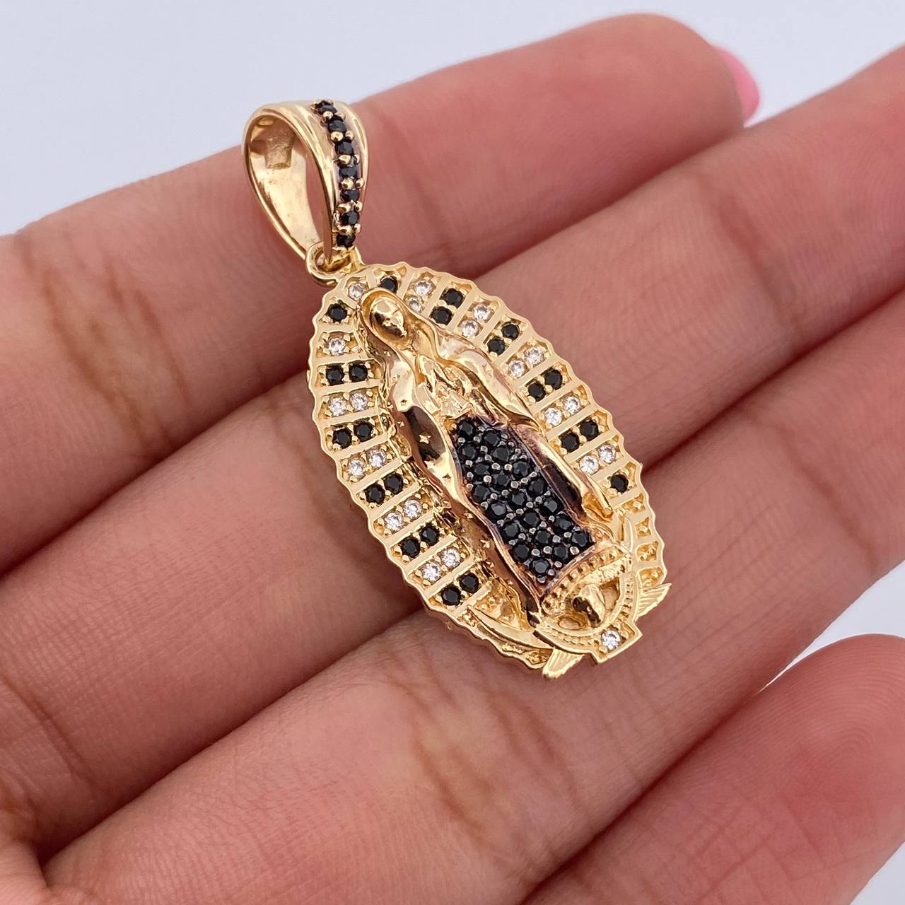 Dije Virgen Guadalupe 5.5gr / 3.4cm / Circones Negros Blancos Dos Oros Negro Amarillo 18K & Dije Virgen Guadalupe 5.5gr / 3.4cm / Circones Negros Blancos Dos Oros Negro Amarillo 18K &