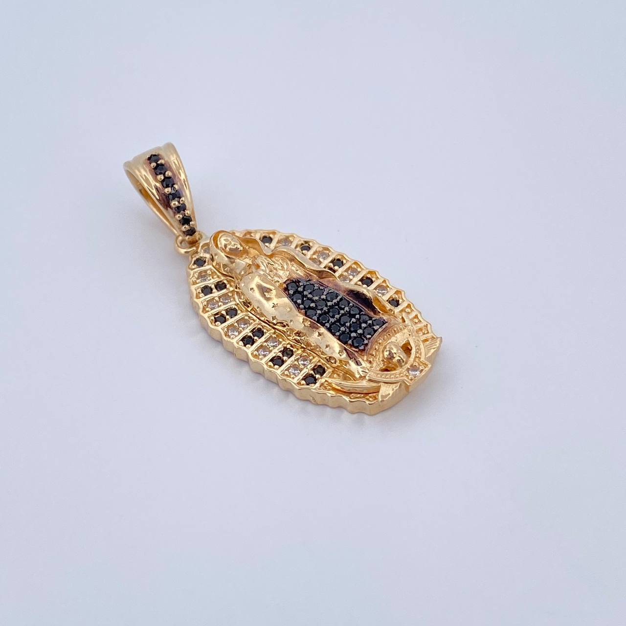 Dije Virgen Guadalupe 5.5gr / 3.4cm / Circones Negros Blancos Dos Oros Negro Amarillo 18K & Dije Virgen Guadalupe 5.5gr / 3.4cm / Circones Negros Blancos Dos Oros Negro Amarillo 18K &