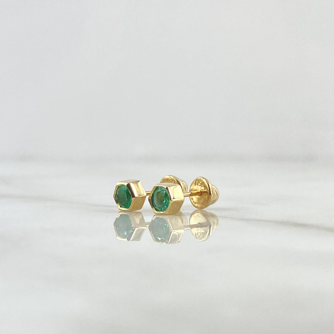 Topos Piedra Base Hexagonal 1.4gr / 5mm Esmeraldas 36Pts Oro Amarillo 18K (Joya) Topos Piedra Base Hexagonal 1.4gr / 5mm Esmeraldas 36Pts Oro Amarillo 18K (Joya)