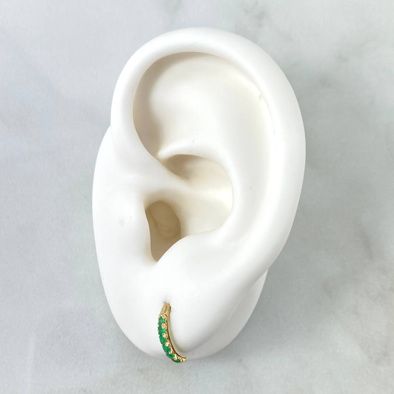 Topos Ola Curva 0.8gr / 1.1cm / Esmeraldas 25Pts Oro Amarillo 18K (Joya) Topos Ola Curva 0.8gr / 1.1cm / Esmeraldas 25Pts Oro Amarillo 18K (Joya)