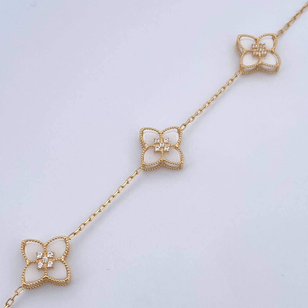 Pulso Aro Seguido Flores 5.9gr / 17.5cm-19.4cm / 1.3mm Jade Blanco Circones Blancos Oro Amarillo +4 18K & Pulso Aro Seguido Flores 5.9gr / 17.5cm-19.4cm / 1.3mm Jade Blanco Circones Blancos Oro Amarillo +4 18K &