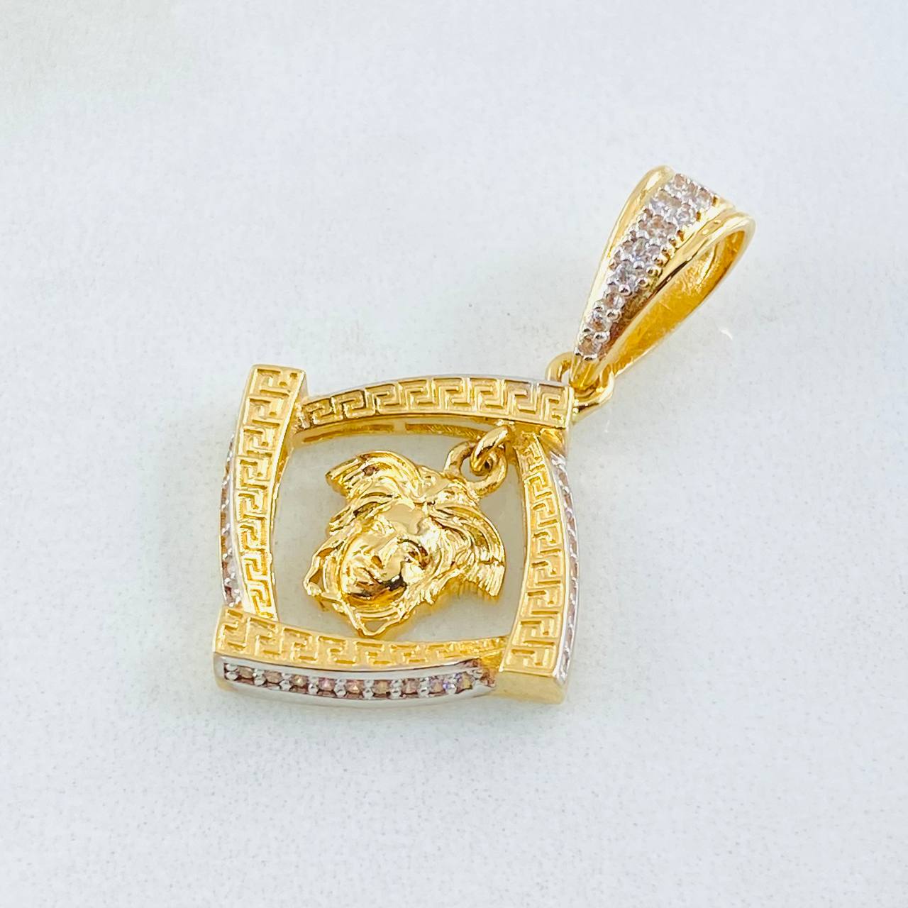 Dije Medusa 4.25gr / 3.3cm / Oro Amarillo 18K © Dije Medusa 4.25gr / 3.3cm / Oro Amarillo 18K ©