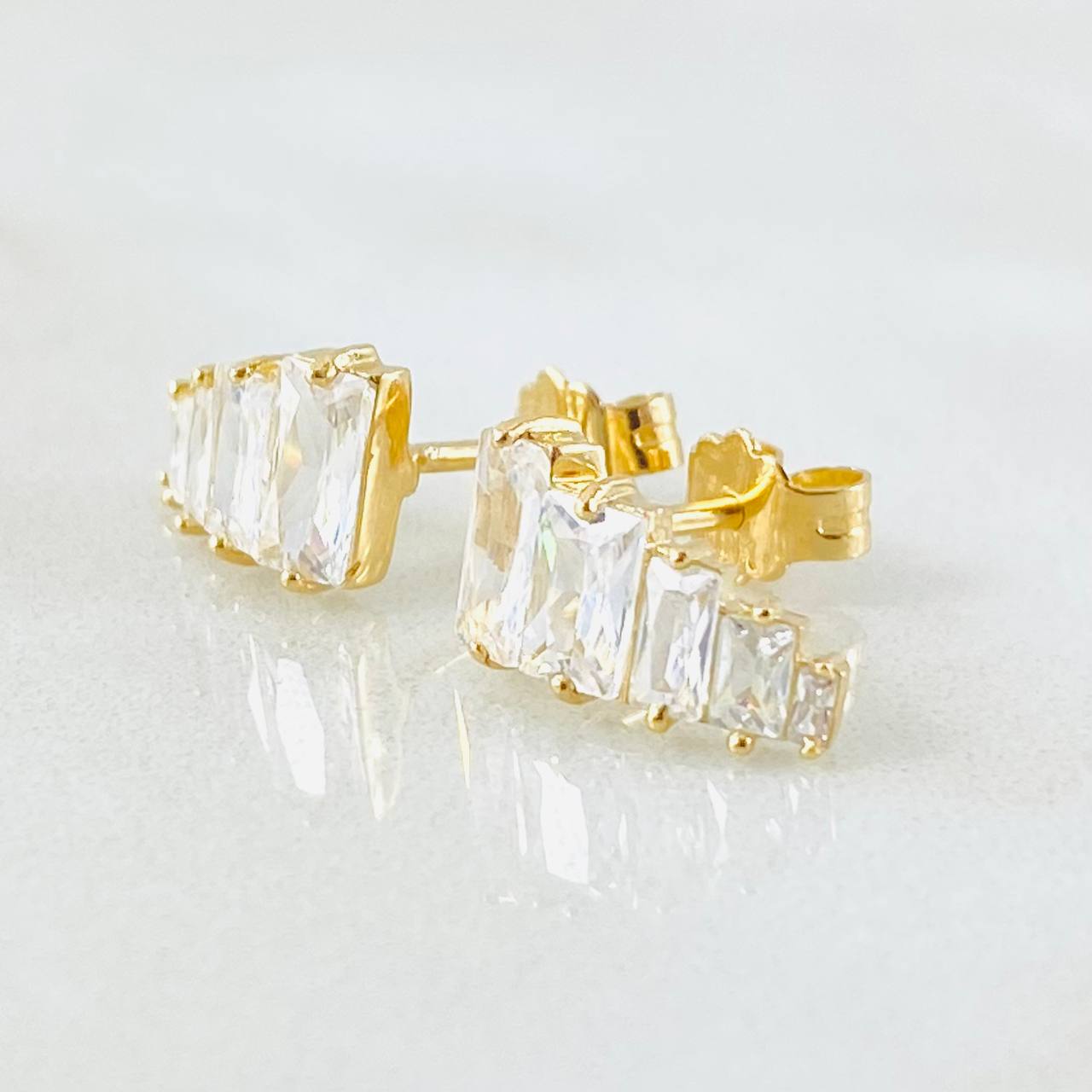 Topos Línea Ascendente 1.8gr / Oro Amarillo 18K © Topos Línea Ascendente 1.8gr / Oro Amarillo 18K ©