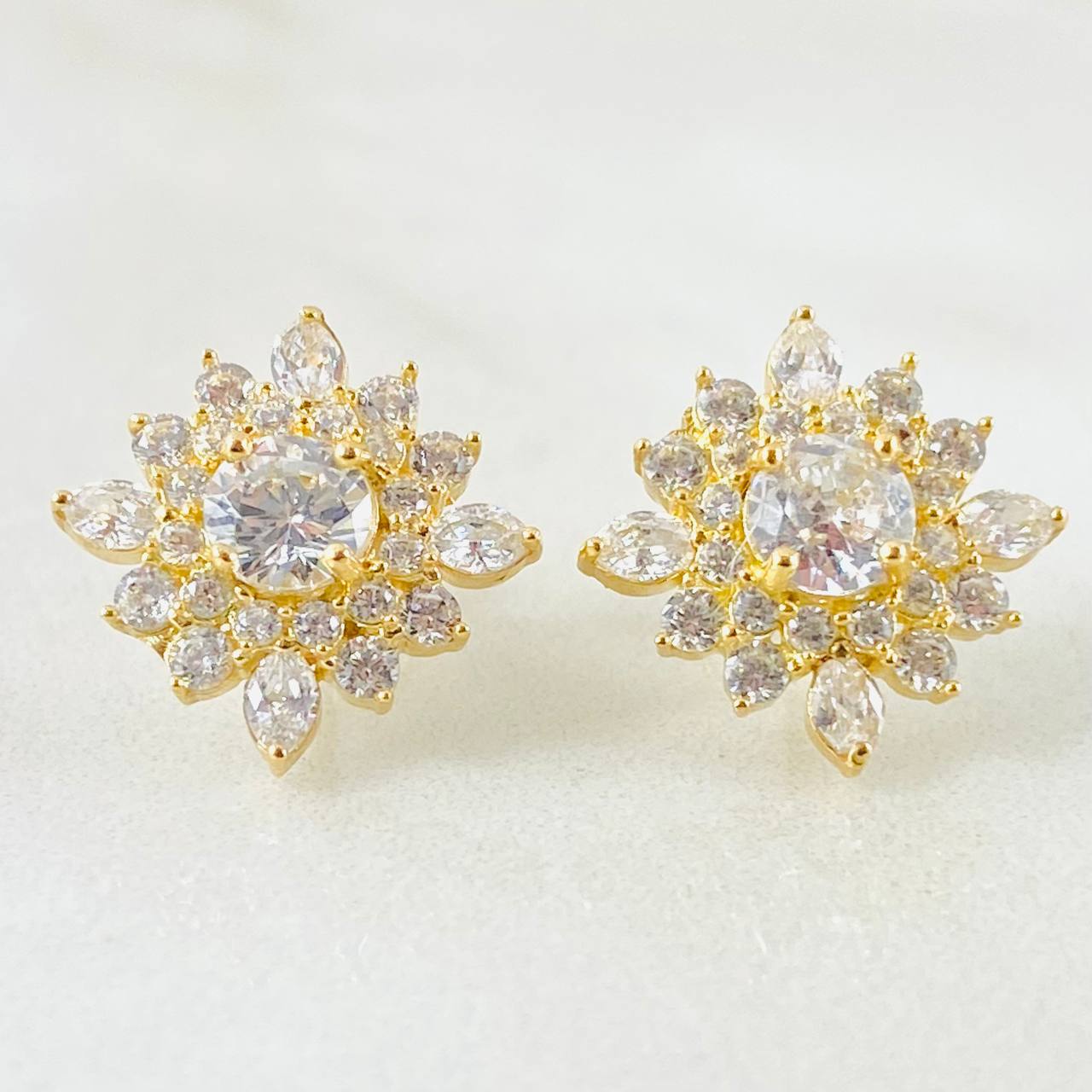 Topos Flor Estrellada 2.8gr / Oro Amarillo 18K © Topos Flor Estrellada 2.8gr / Oro Amarillo 18K ©