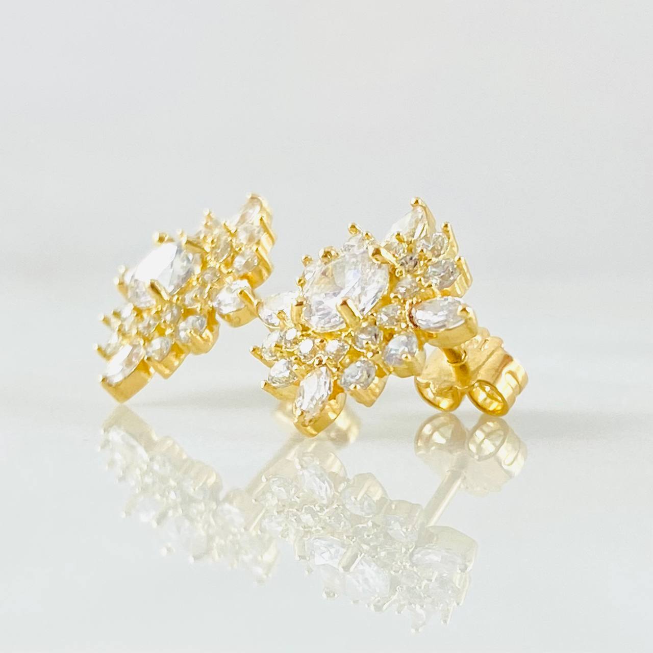 Topos Flor Estrellada 2.8gr / Oro Amarillo 18K © Topos Flor Estrellada 2.8gr / Oro Amarillo 18K ©