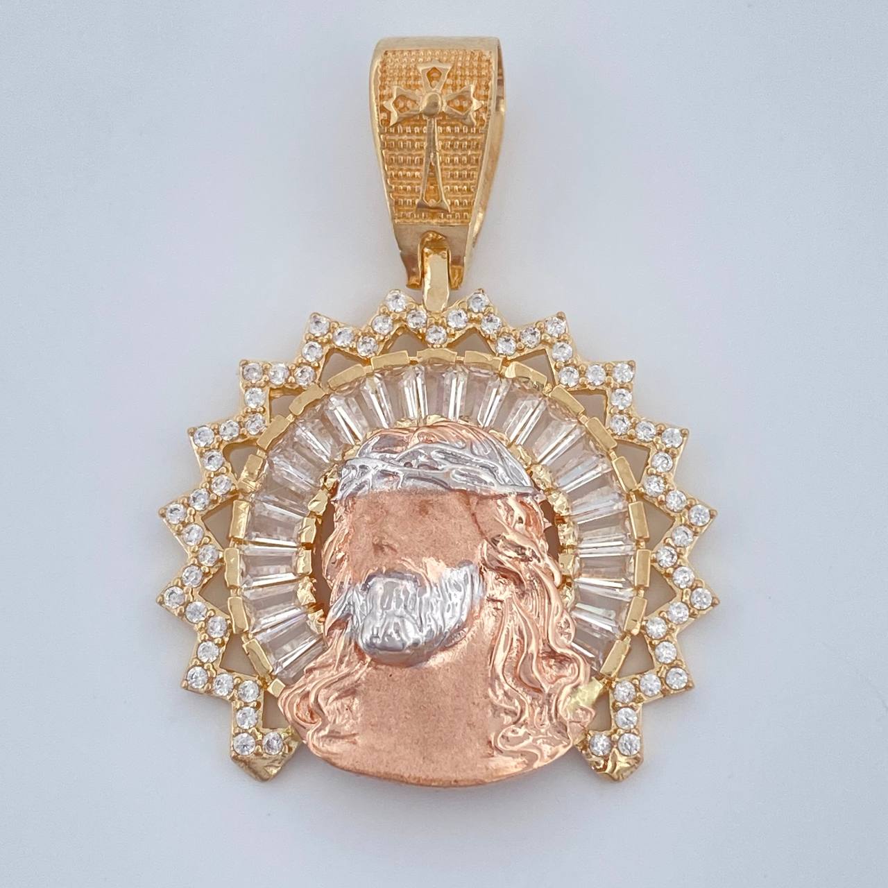 Dije Rostro Cristo 8.3gr / 3.6cm / Tres Oros 18K $ Dije Rostro Cristo 8.3gr / 3.6cm / Tres Oros 18K $