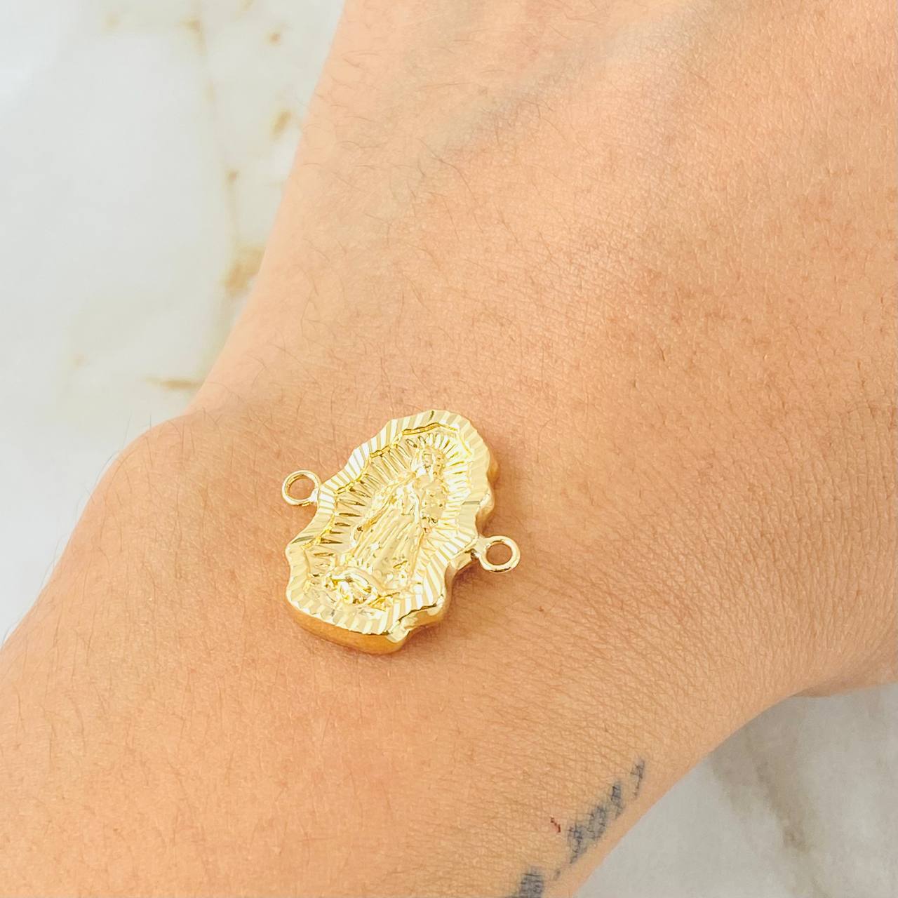 Herraje Silueta Virgen Guadalupe 1.55gr / 1.9cm / Oro Amarillo 18K © Herraje Silueta Virgen Guadalupe 1.55gr / 1.9cm / Oro Amarillo 18K ©