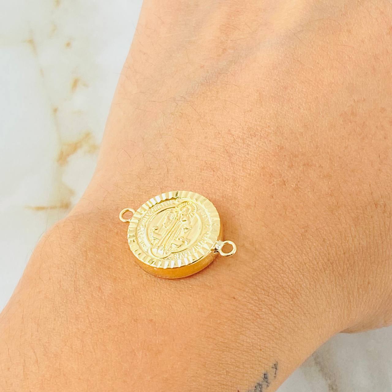 Herraje San Benito 1.55gr / 2.2cm / Oro Amarillo 18K © Herraje San Benito 1.55gr / 2.2cm / Oro Amarillo 18K ©