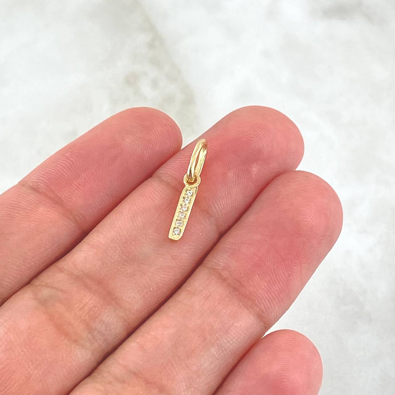 Dije Letra I Silueta 0.4gr / 1.6cm / Circones Blancos Oro Amarillo 18K Dije Letra I Silueta 0.4gr / 1.6cm / Circones Blancos Oro Amarillo 18K