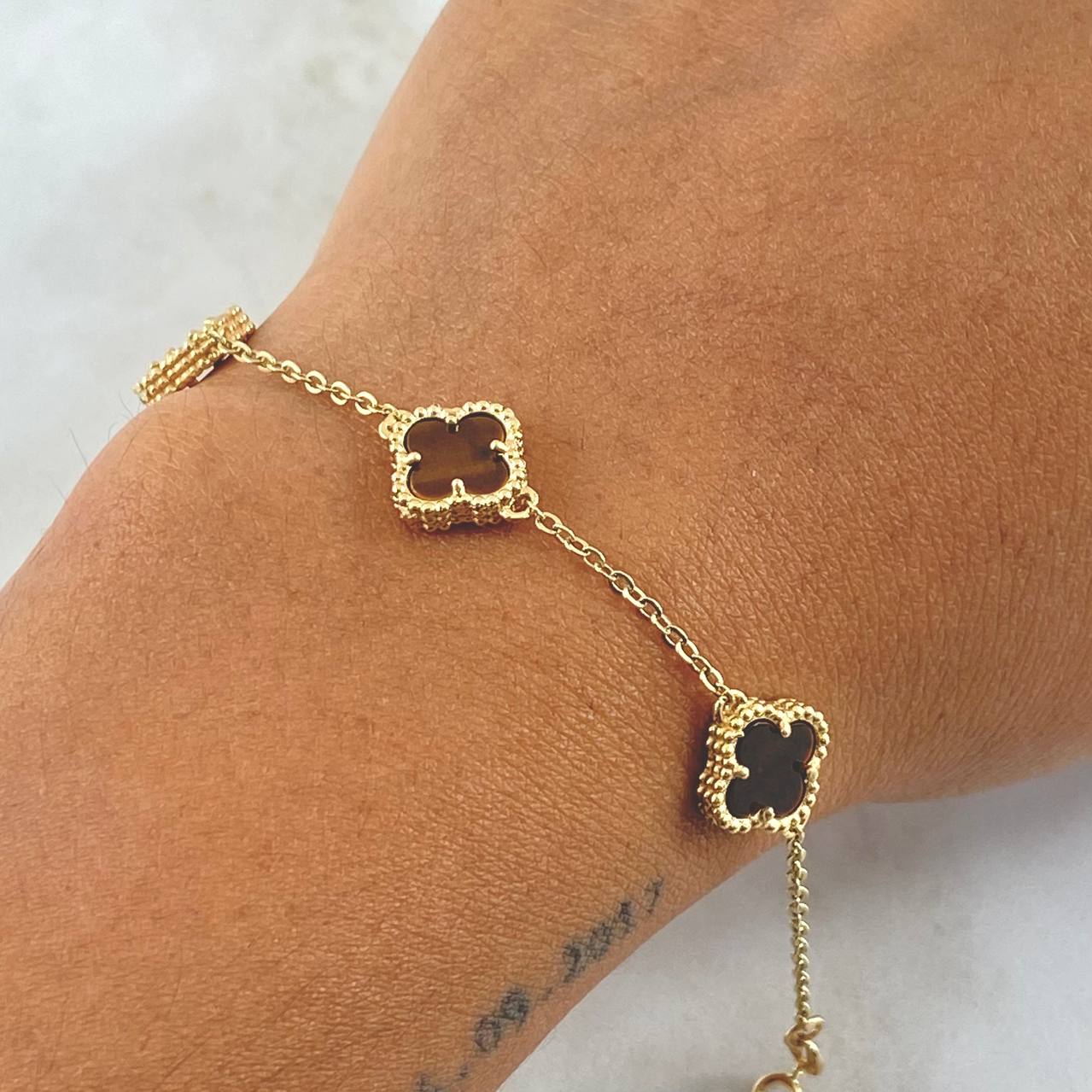 Pulso Aro Seguido Trébol VCyA Gradual 4.4gr / 16cm-19.5cm / 1.5mm Ojo De Tigre Punteado Oro Amarillo Nac.Esp. 18K Pulso Aro Seguido Trébol VCyA Gradual 4.4gr / 16cm-19.5cm / 1.5mm Ojo De Tigre Punteado Oro Amarillo Nac.Esp. 18K