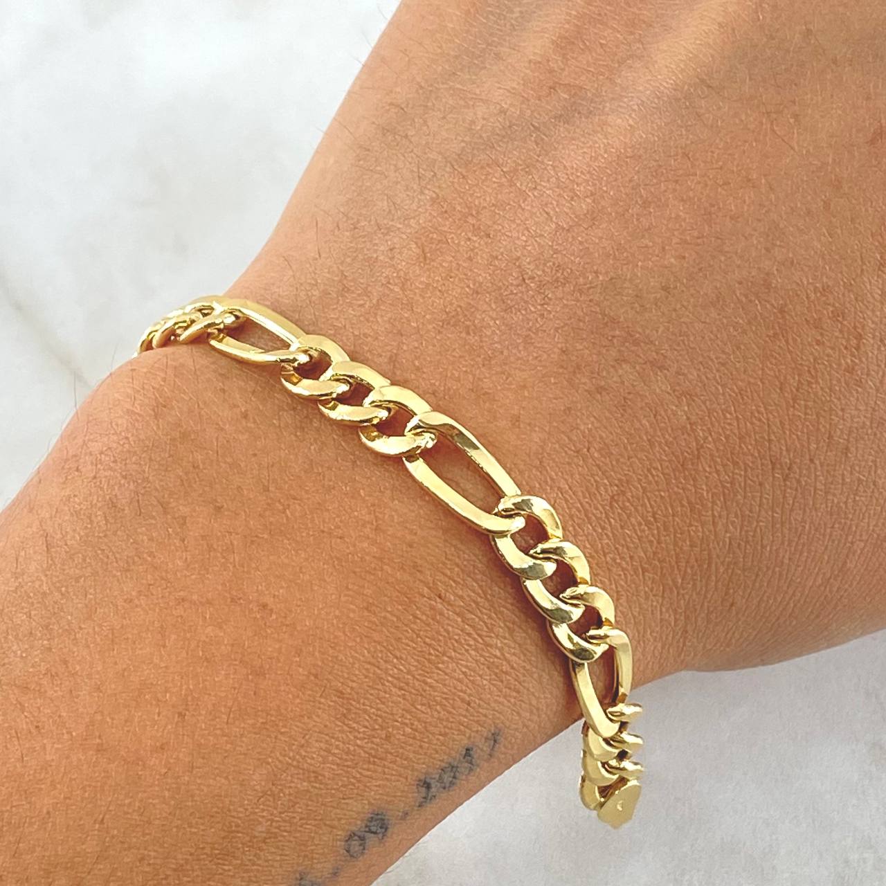 Pulso Figaro 6.77gr / 22cm / 6.4mm Oro Amarillo +0 18K * Pulso Figaro 6.77gr / 22cm / 6.4mm Oro Amarillo +0 18K *