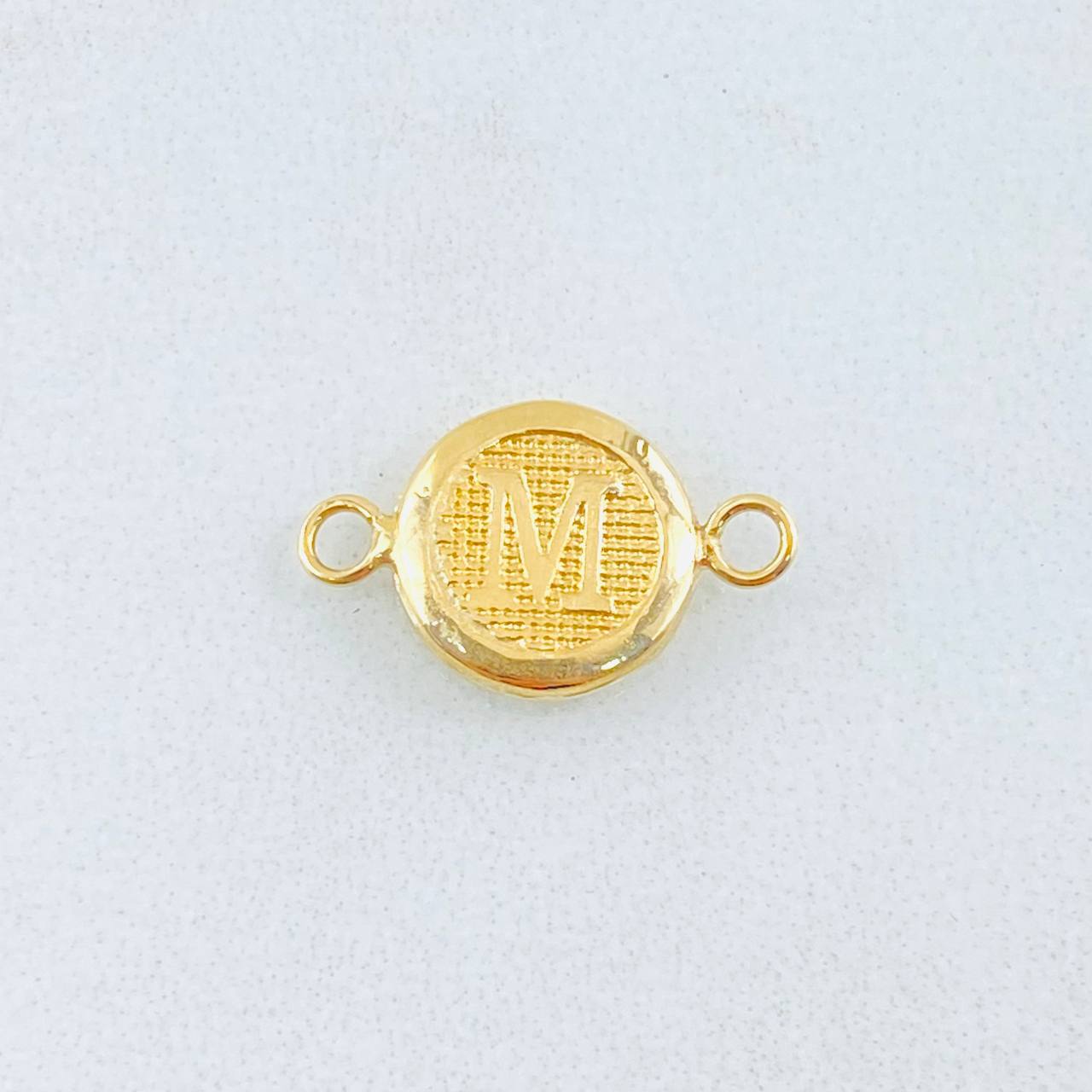Herraje Letra M 0.4gr / 1.5cm / Oro Amarillo 18K Herraje Letra M 0.4gr / 1.5cm / Oro Amarillo 18K