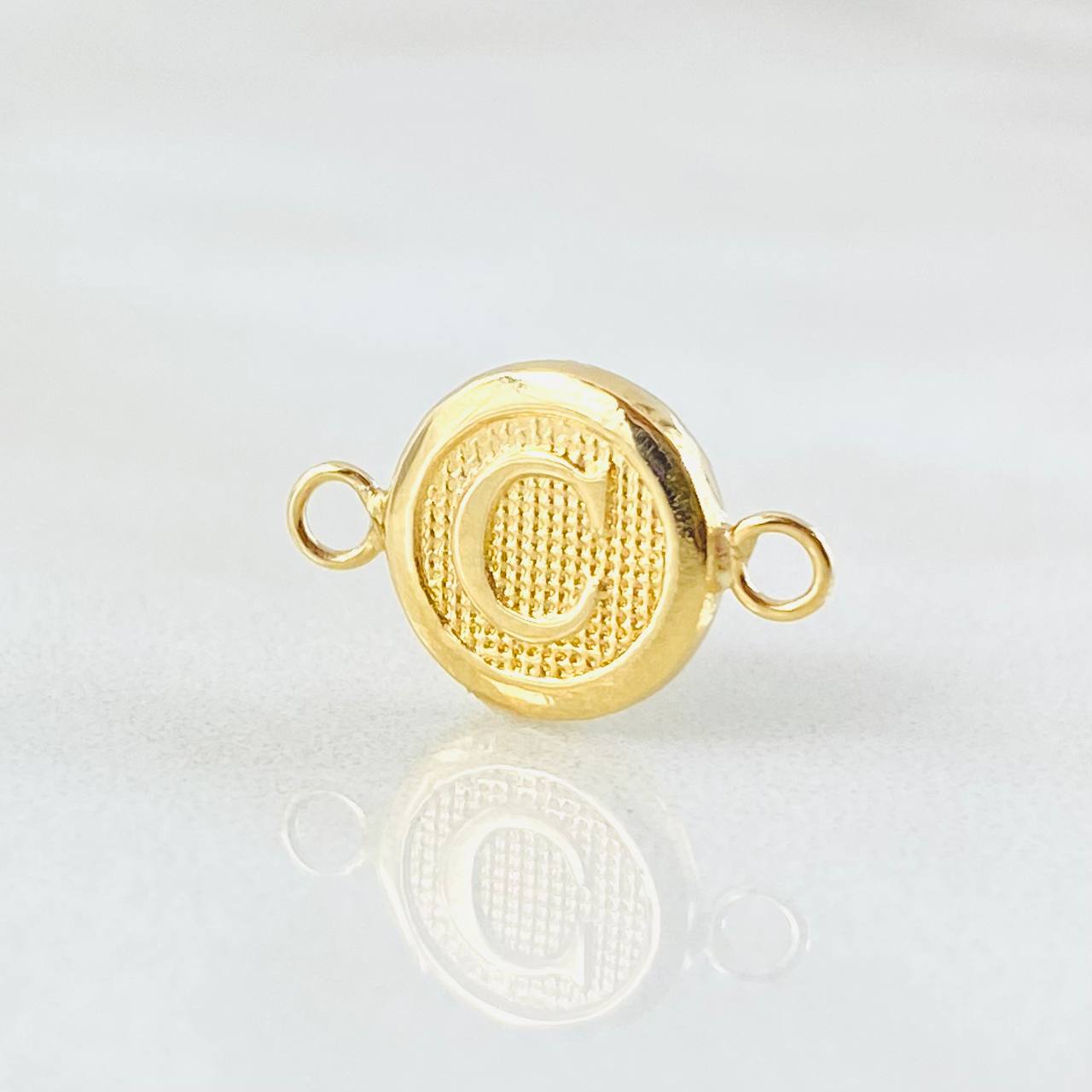 Herraje Letra C 0.4gr / 1.5cm / Oro Amarillo 18K © Herraje Letra C 0.4gr / 1.5cm / Oro Amarillo 18K ©