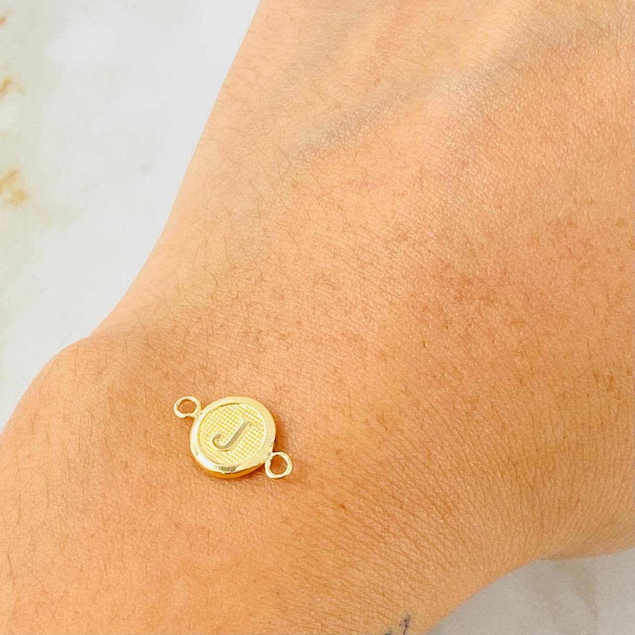 Herraje Letra J 0.4gr / 1.5cm / Oro Amarillo 18K Herraje Letra J 0.4gr / 1.5cm / Oro Amarillo 18K