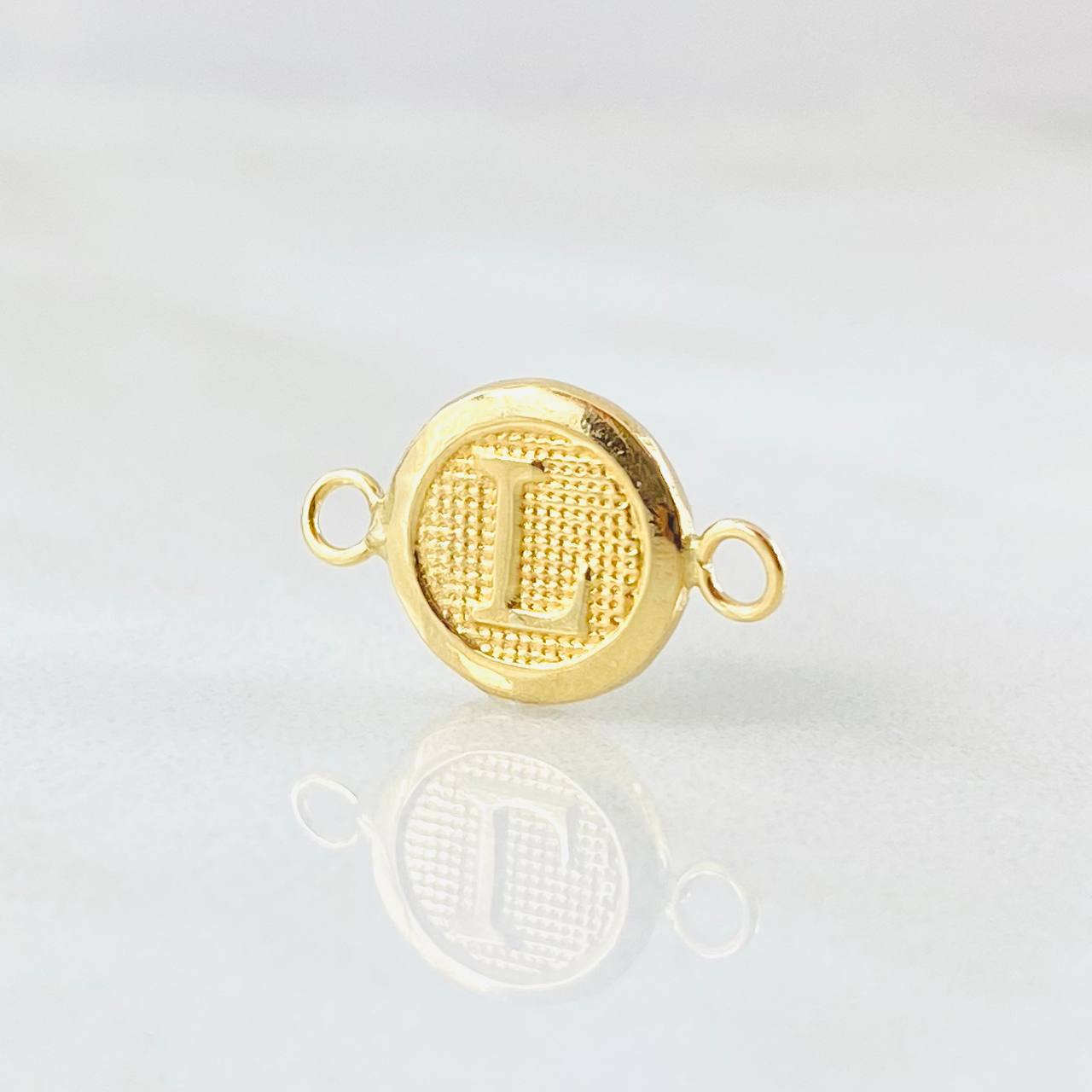 Herraje Letra L 0.4gr / 1.5cm / Oro Amarillo 18K © Herraje Letra L 0.4gr / 1.5cm / Oro Amarillo 18K ©