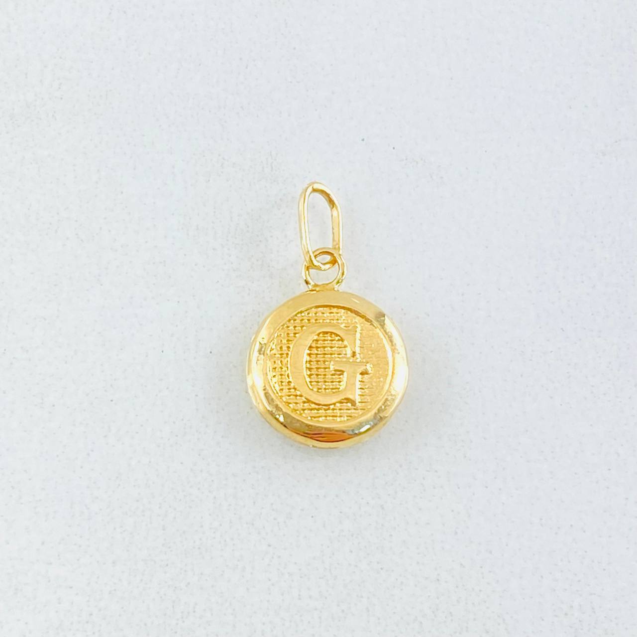 Dije Letra G 0.4gr / 1.6cm / Oro Amarillo 18K * Dije Letra G 0.4gr / 1.6cm / Oro Amarillo 18K *