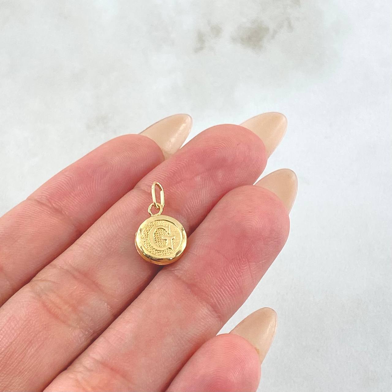 Dije Letra G 0.4gr / 1.6cm / Oro Amarillo 18K * Dije Letra G 0.4gr / 1.6cm / Oro Amarillo 18K *