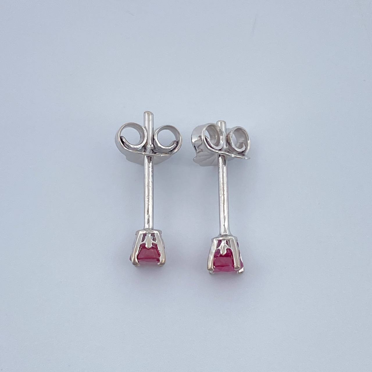 Topos Cuatro Garras Ruby 0.8gr / Oro Blanco 18K + Topos Cuatro Garras Ruby 0.8gr / Oro Blanco 18K +
