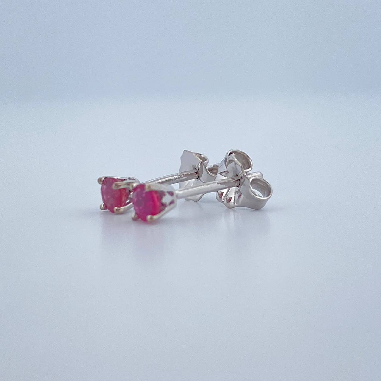 Topos Cuatro Garras Ruby 0.8gr / Oro Blanco 18K + Topos Cuatro Garras Ruby 0.8gr / Oro Blanco 18K +